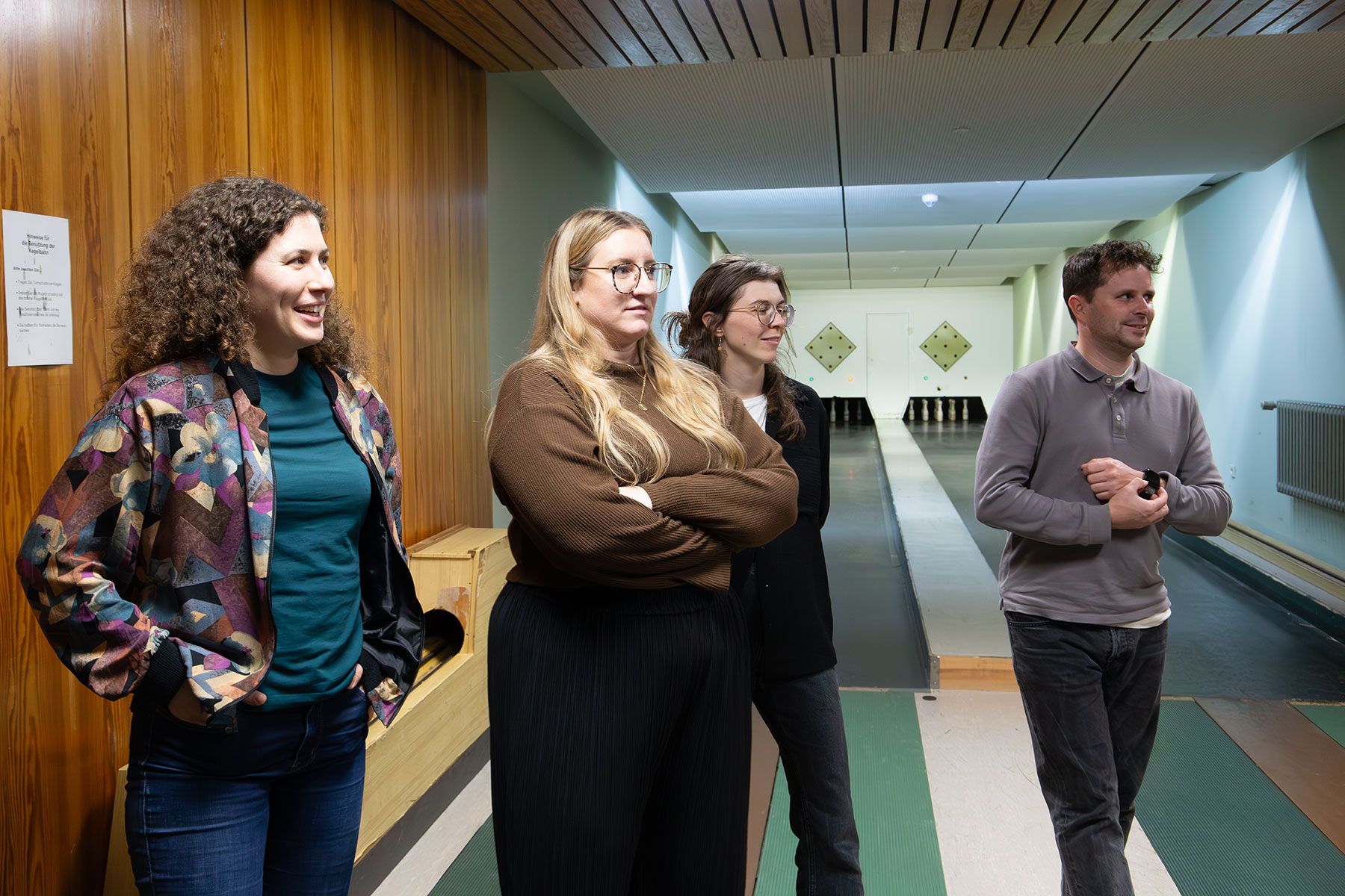 Viergruppe auf der Kegelbahn