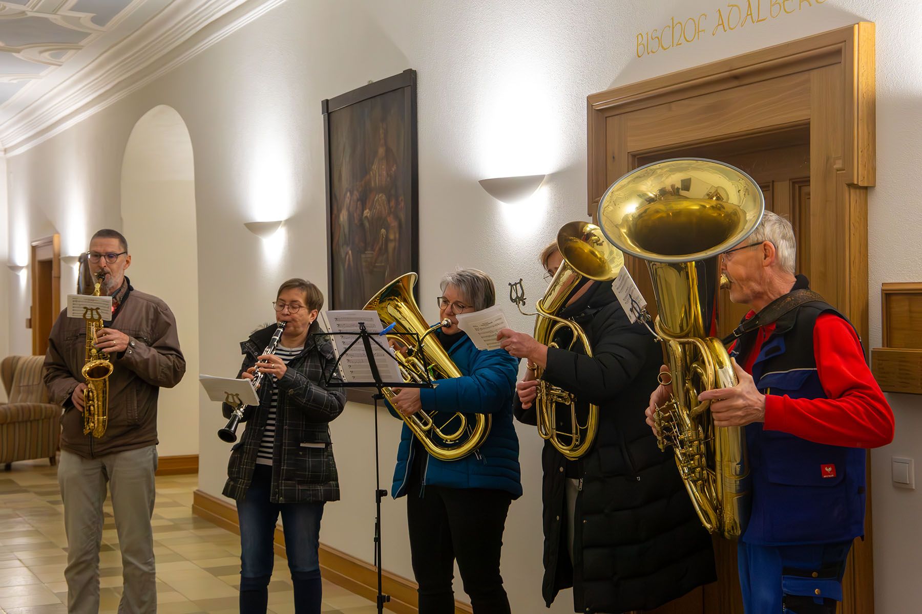 Drei Männer und zwei Frauen mit ihren Instrumenten beim Musizieren