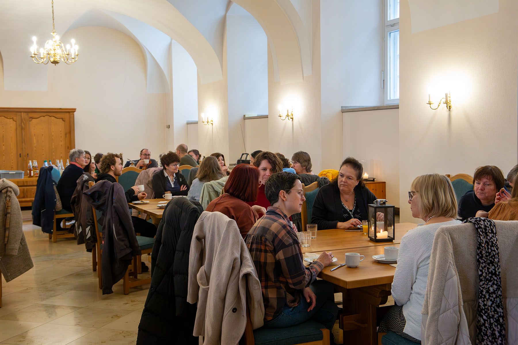 Blick auf drei vollbesetzte Tische