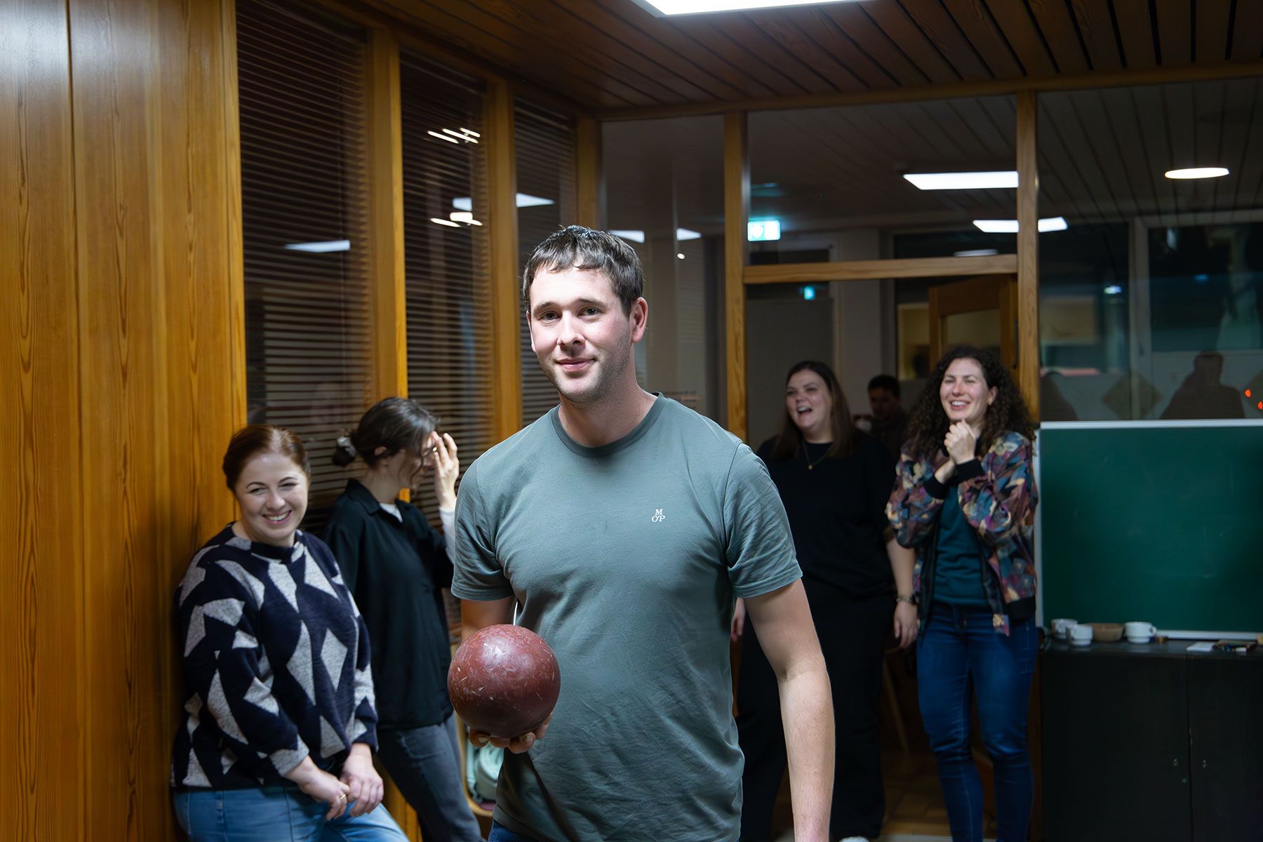 Nächste Runde: Mitarbeiter mit der Kegelkugel