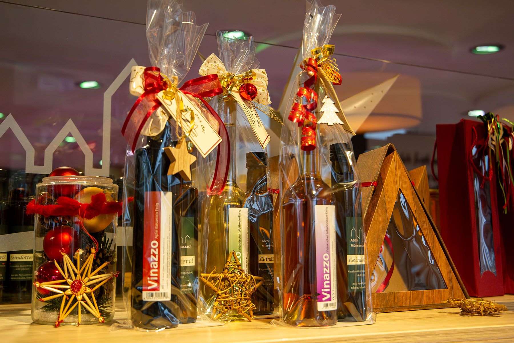 Essig- und Ölflaschen als Geschenk eingepaclt