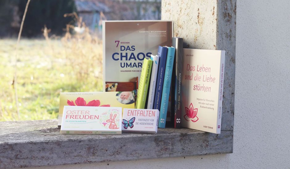 Stapel mit Büchern aus dem Vier-Türme-Verlag