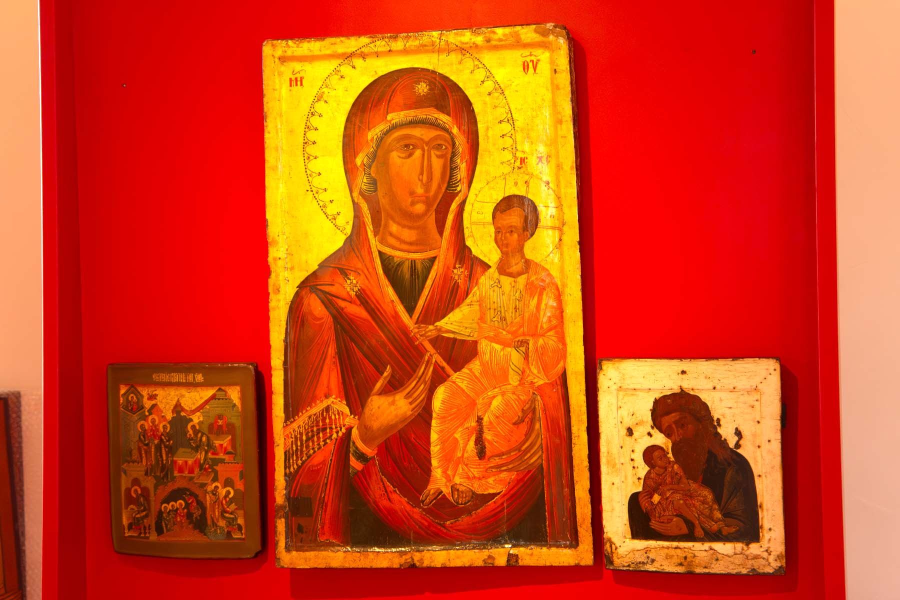 Dreiergruppe mit Maria und dem Jesu-Kind in der Mitte