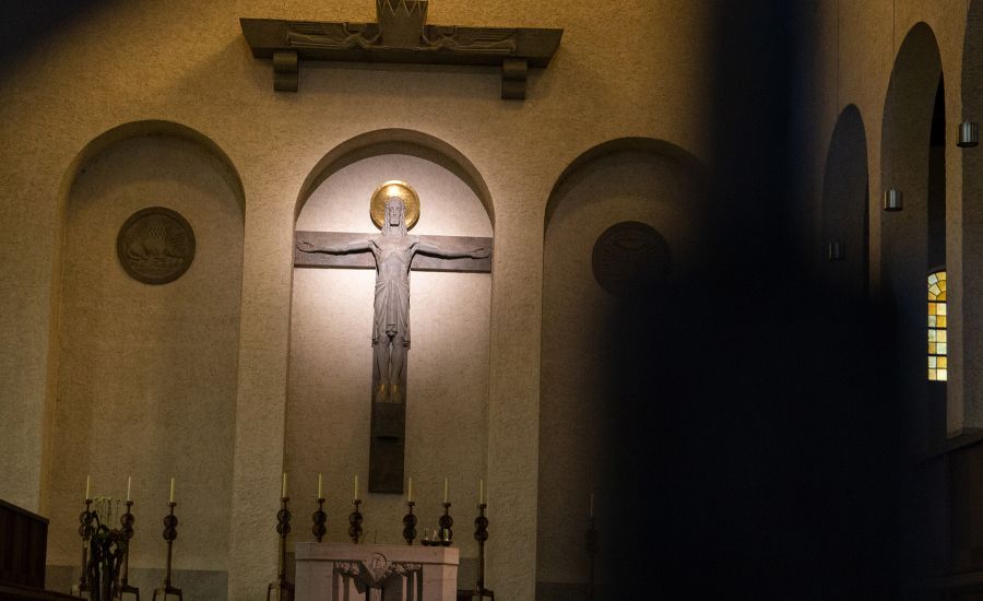 Kreuz mit Jesus in der Abteikirche Münsterschwarzach