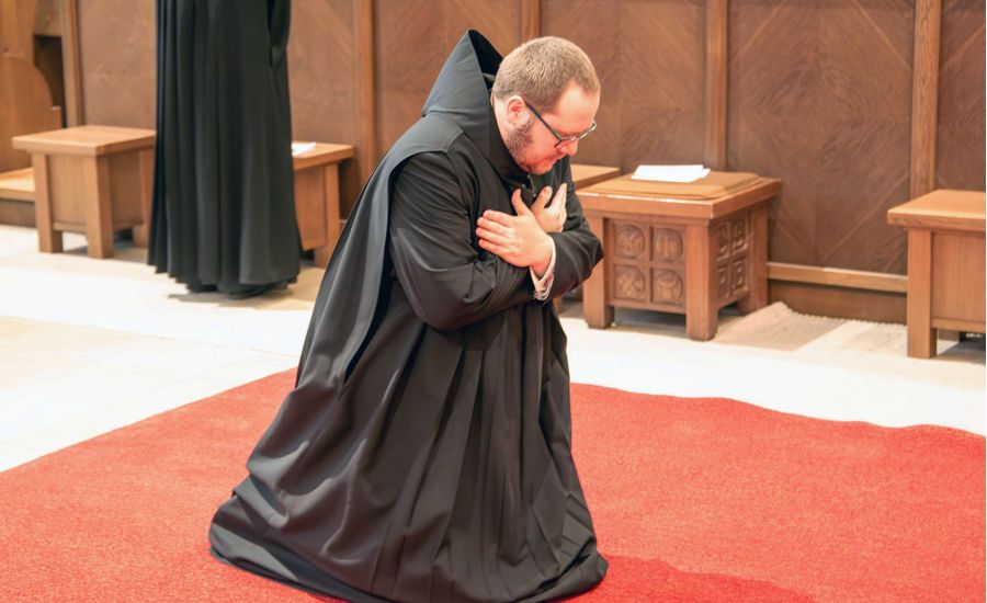 Br. Jan Nepomuk Heil OSB kniet