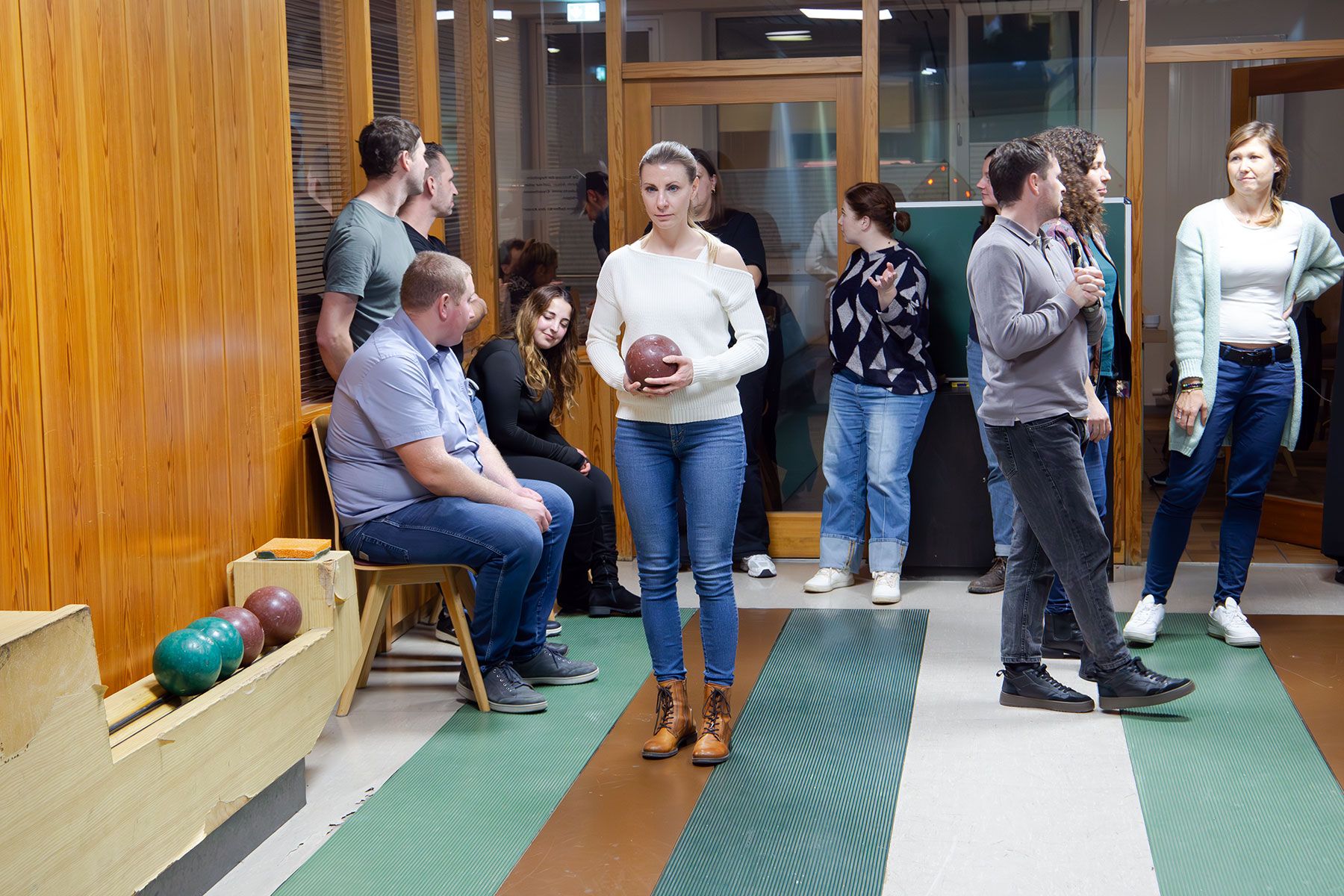 Mitarbeiterin auf der Kegelbahn: Gleich geht's los