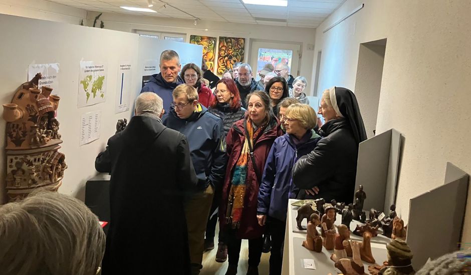 P. Meinrad Duffner führt Menschen durch die Krippenausstellung