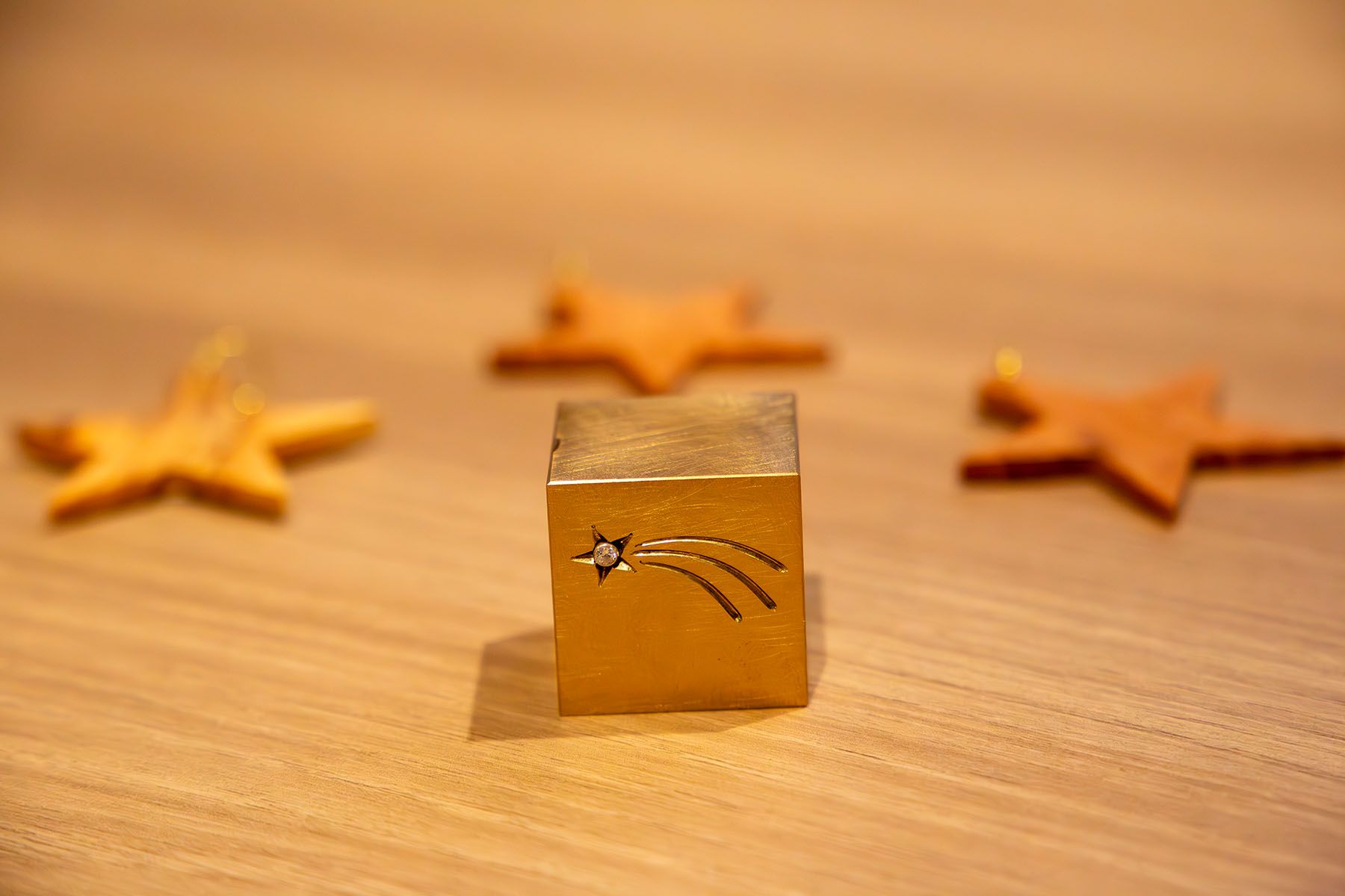 Messingwürfel mit eingraviertem Stern von Bethlehem