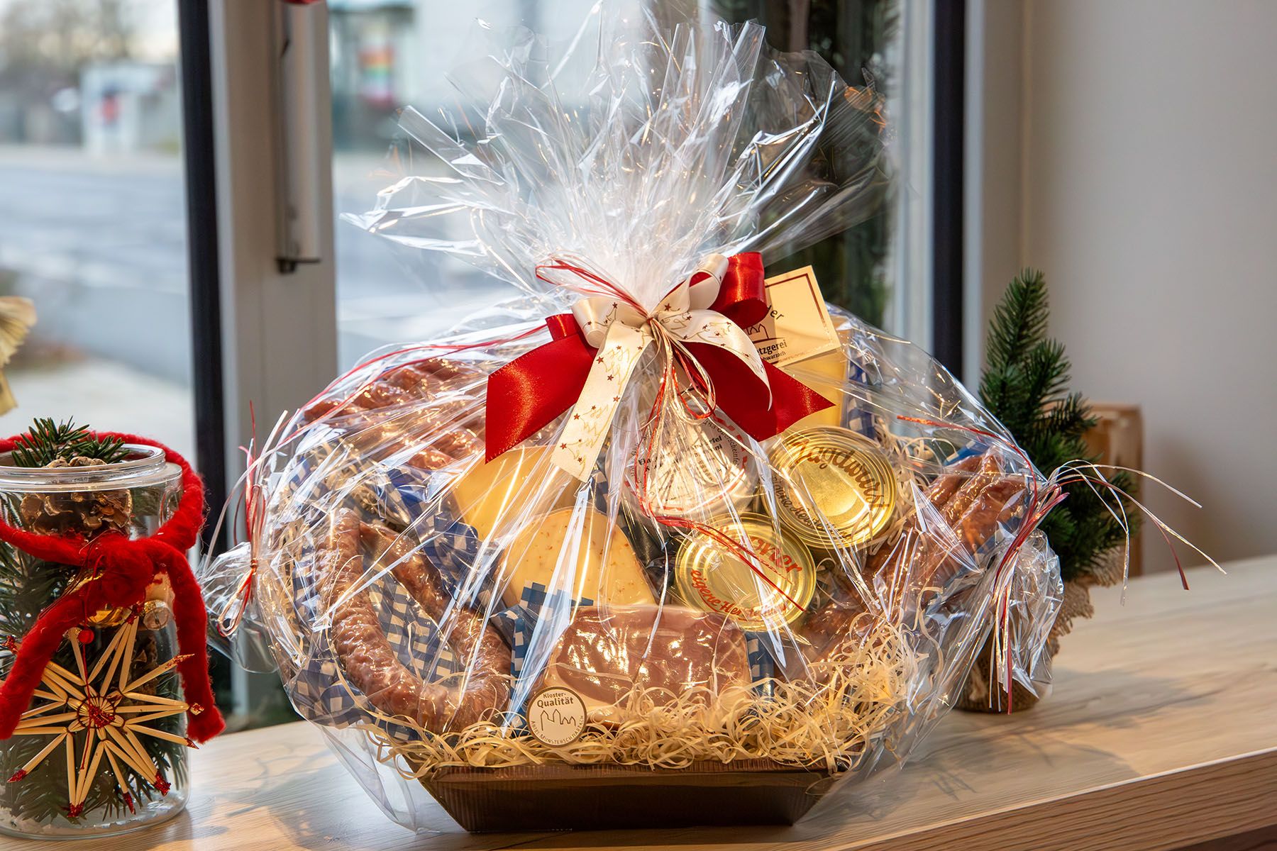 Großer Geschenkkorb mit Wurst in Cellophan eingepackt