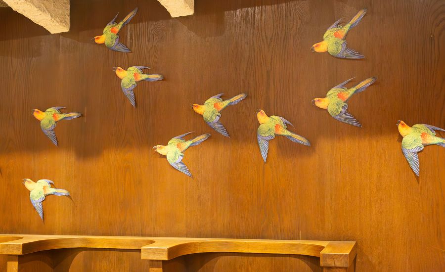 Bunte Vögel an der Wand des Choralstuhls