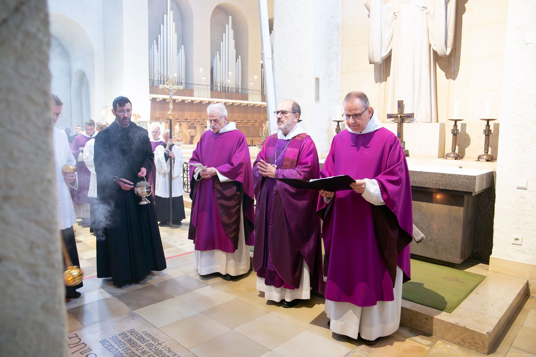Gebet an den Gräbern in der Abteikirche an Allerseelen