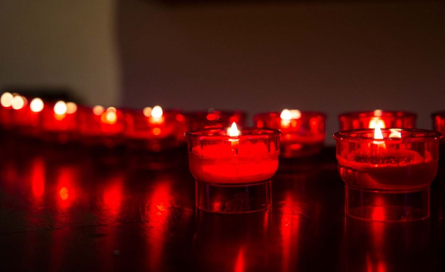 Gedenken an die Toten: die Abtei Münsterschwarzach lädt zu Allerheiligen und Allerseelen ein.