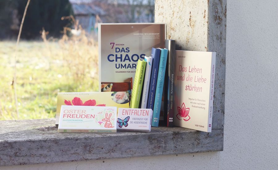 Stapel mit Büchern aus dem Vier-Türme-Verlag