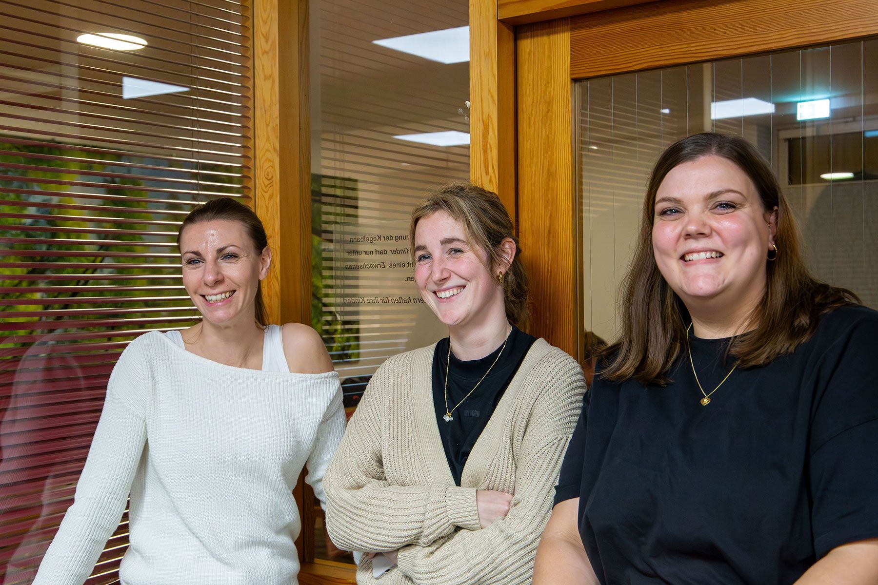 Lustiger Abend: drei Kolleginnen beobachten das Treiben