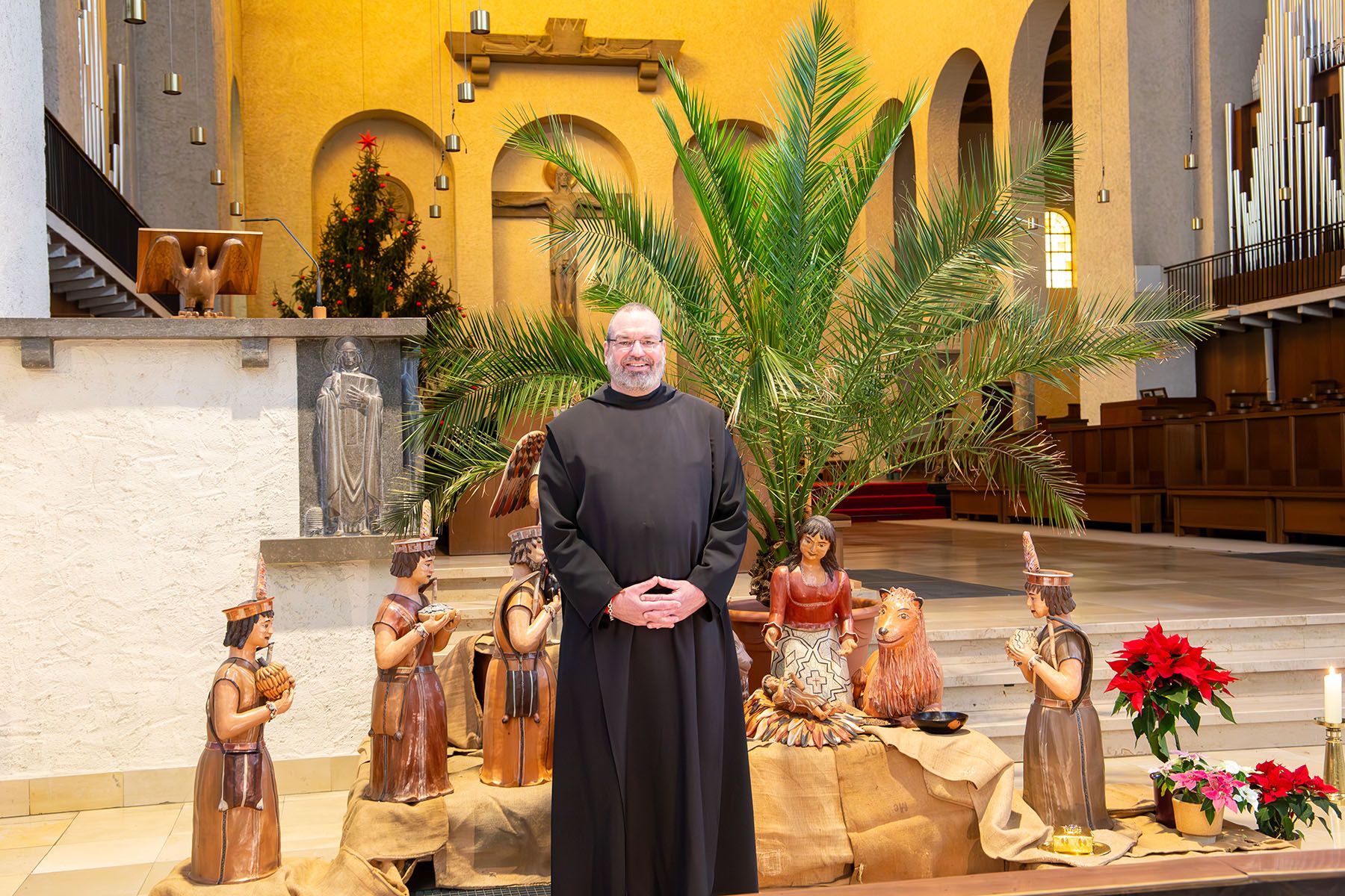 P. Zacharias vor der Krippe