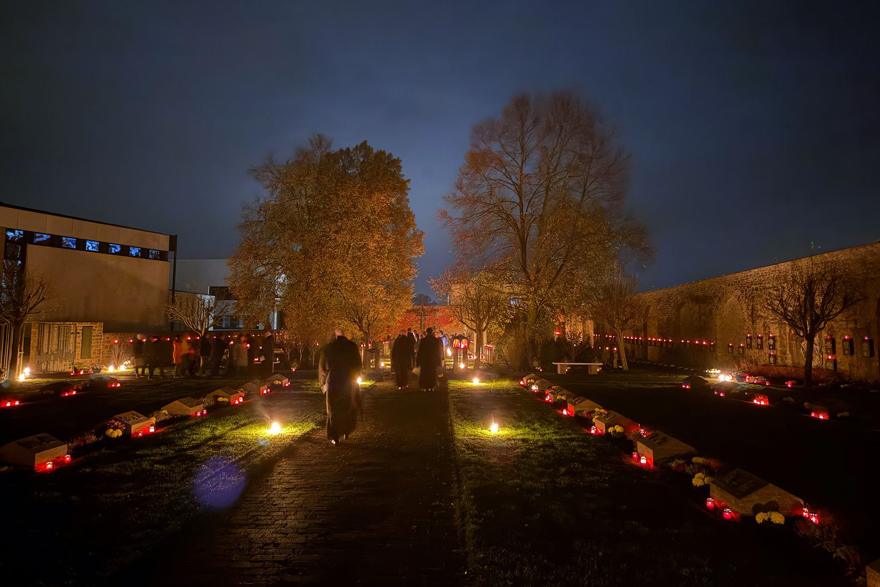 Einzug auf den Friedhof an Allerheiligen