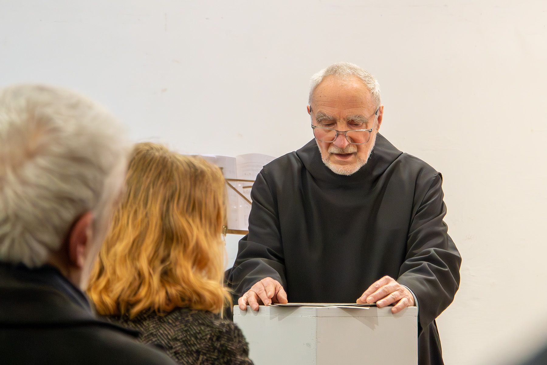 P. Meinrad am Redepult