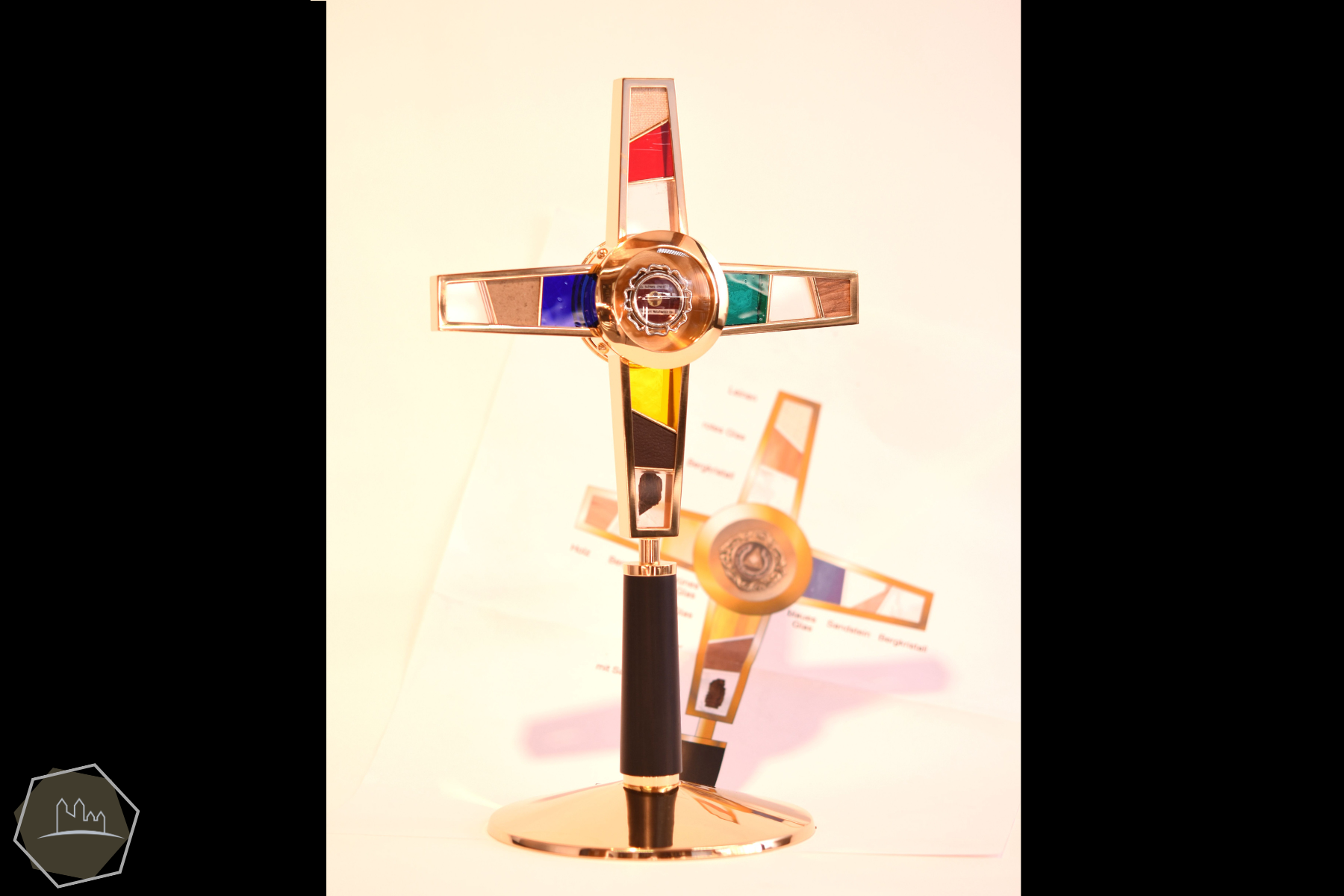 Reliquiar mit bunten Glas und einem Fuß aus Ebenholz