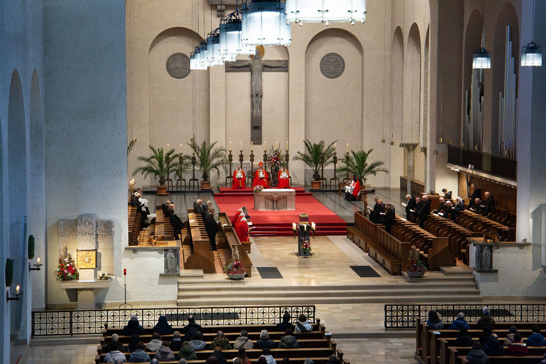 Blick von der Empore in die Kirche