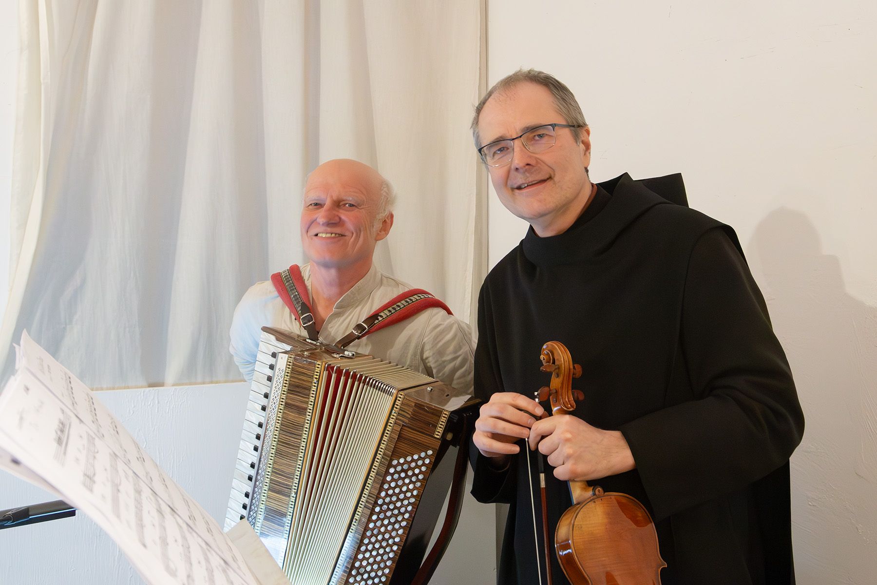 Musiker mit Akkordeon und Musiker mit Violine