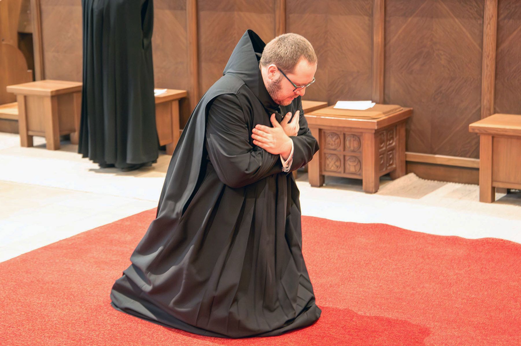 Br. Jan Nepomuk Heil OSB kniet 