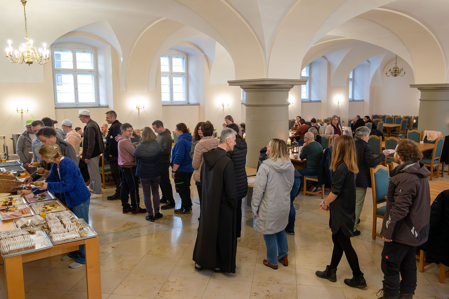 Menschenschlange vor dem Buffet