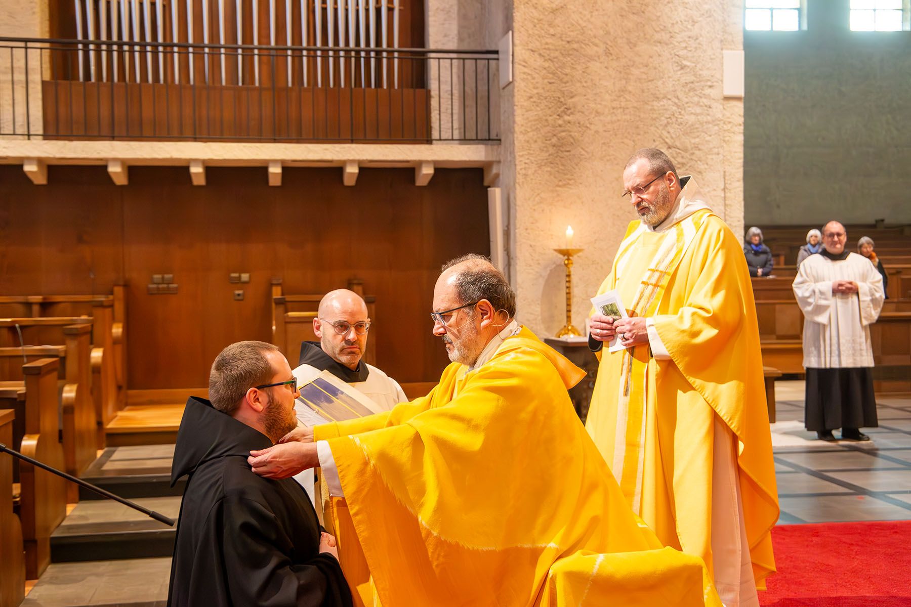 Br. Jan Nepomuk bekommt das Festgewandt überreicht