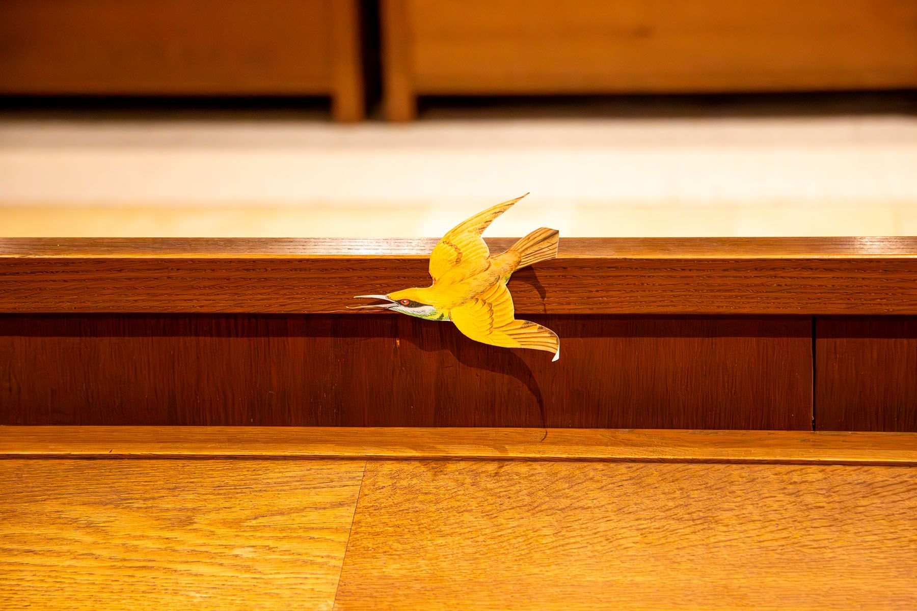 Gelber Vogel auf dem Tisch