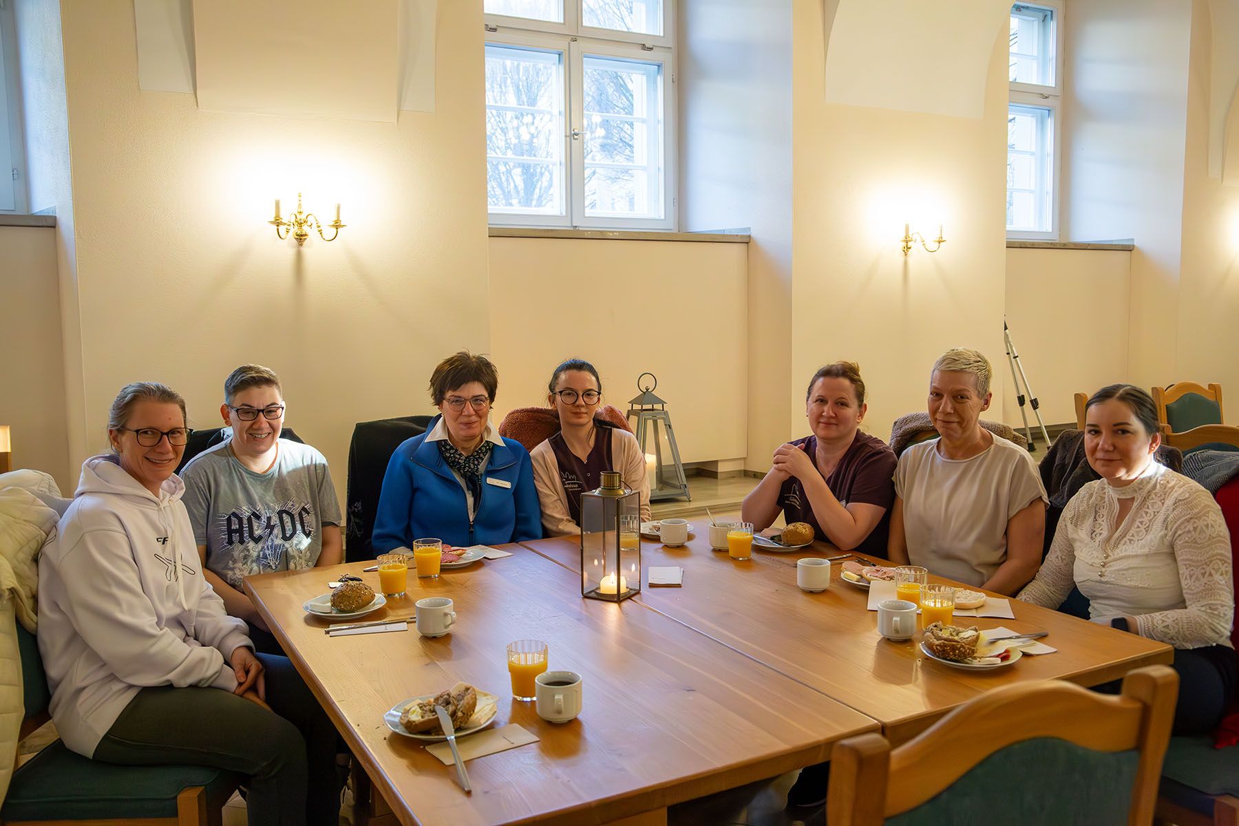 7 Mitarbeiterinnen des Gästehauses gemeinsam am Tisch