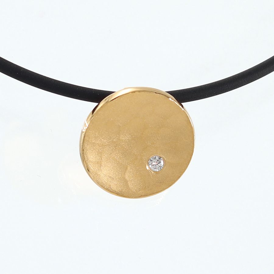 Runder Schmuckanhänger mit einem kleinen Brillianten