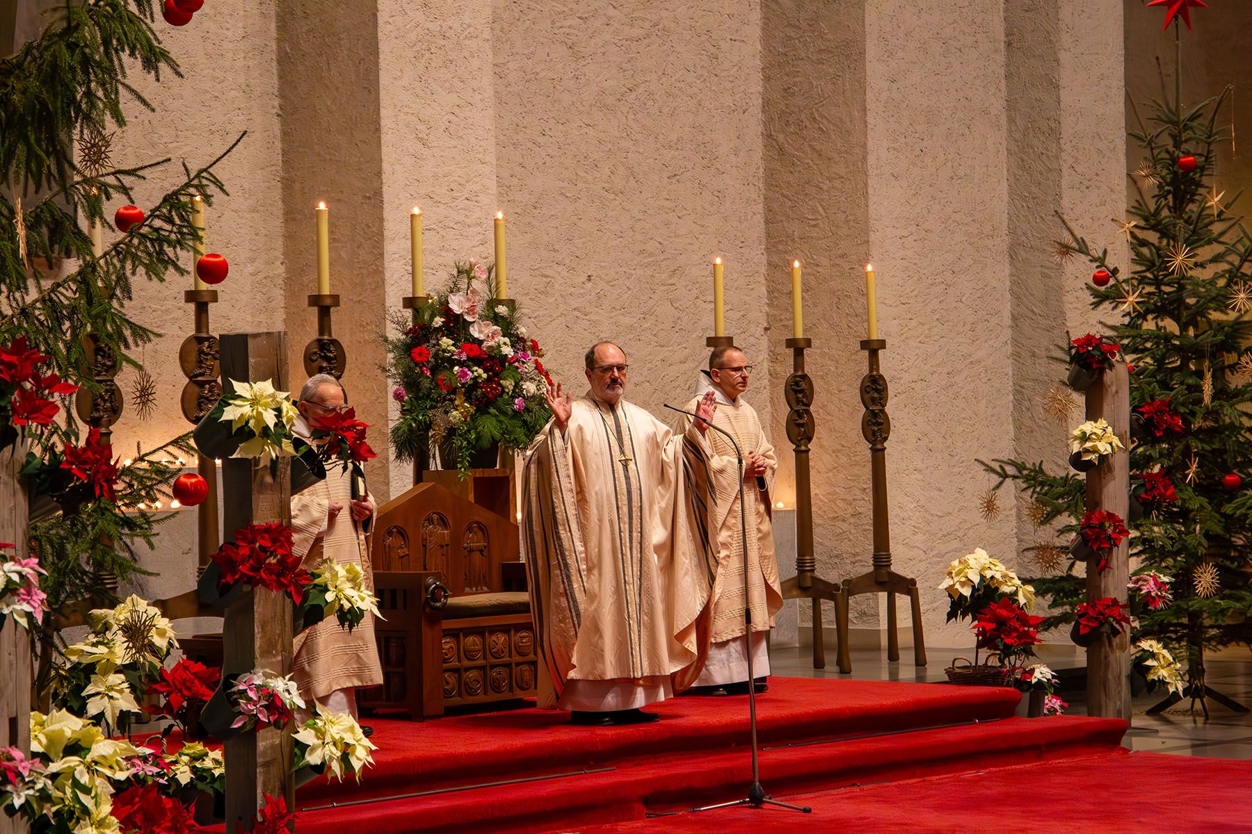 Abt Michael Reepen betet vor seinem Thron
