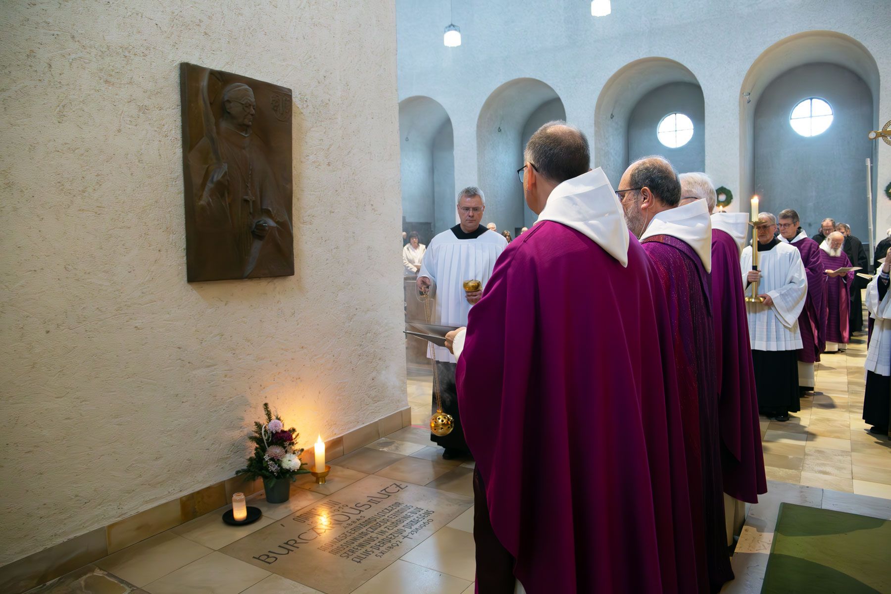 Besuch der Gräber in der Abteikirche an Allerseelen