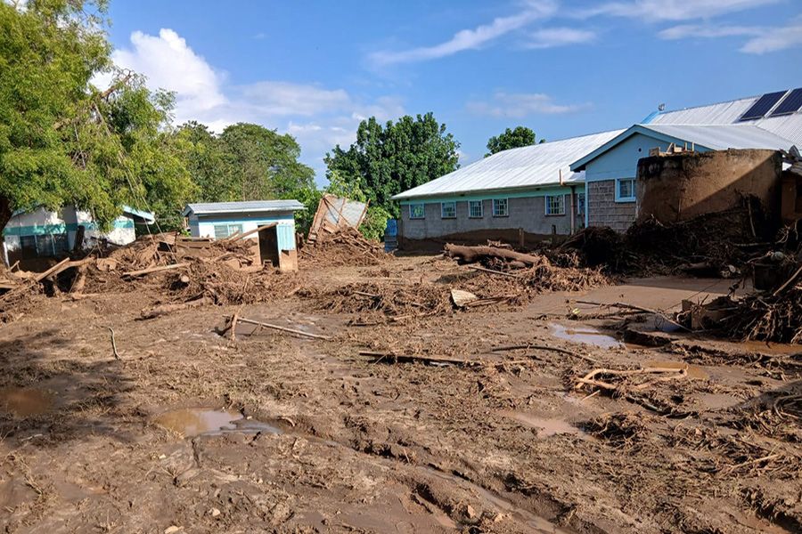 Erdhaufen und entwurzelte Bäume vor den Häusern