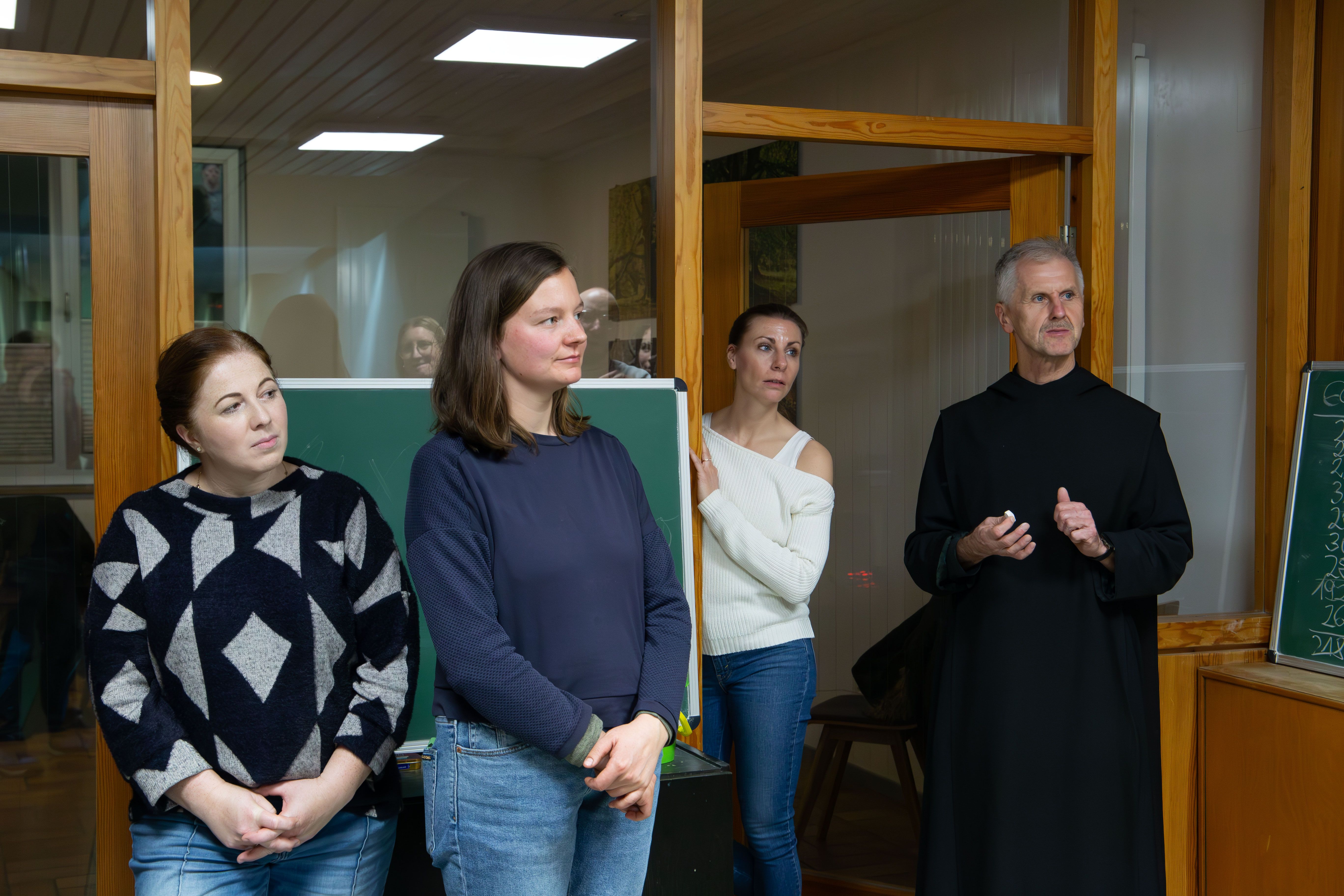 Prüfender Blick auf die Kegelbahn von P. Pascal und drei Mitarbeiterinnen