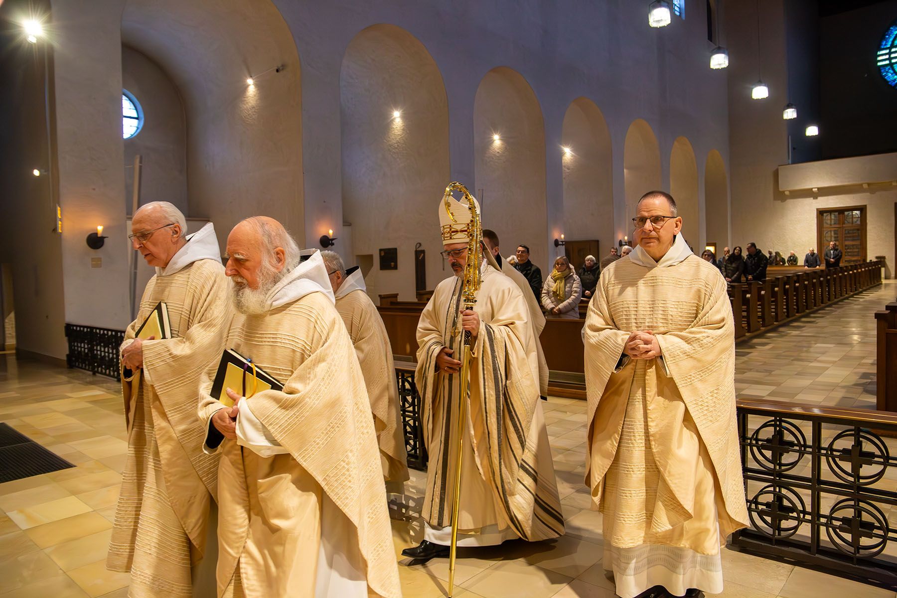 Abt Michael Reepen mit weiteren Mönchen beim Einzug
