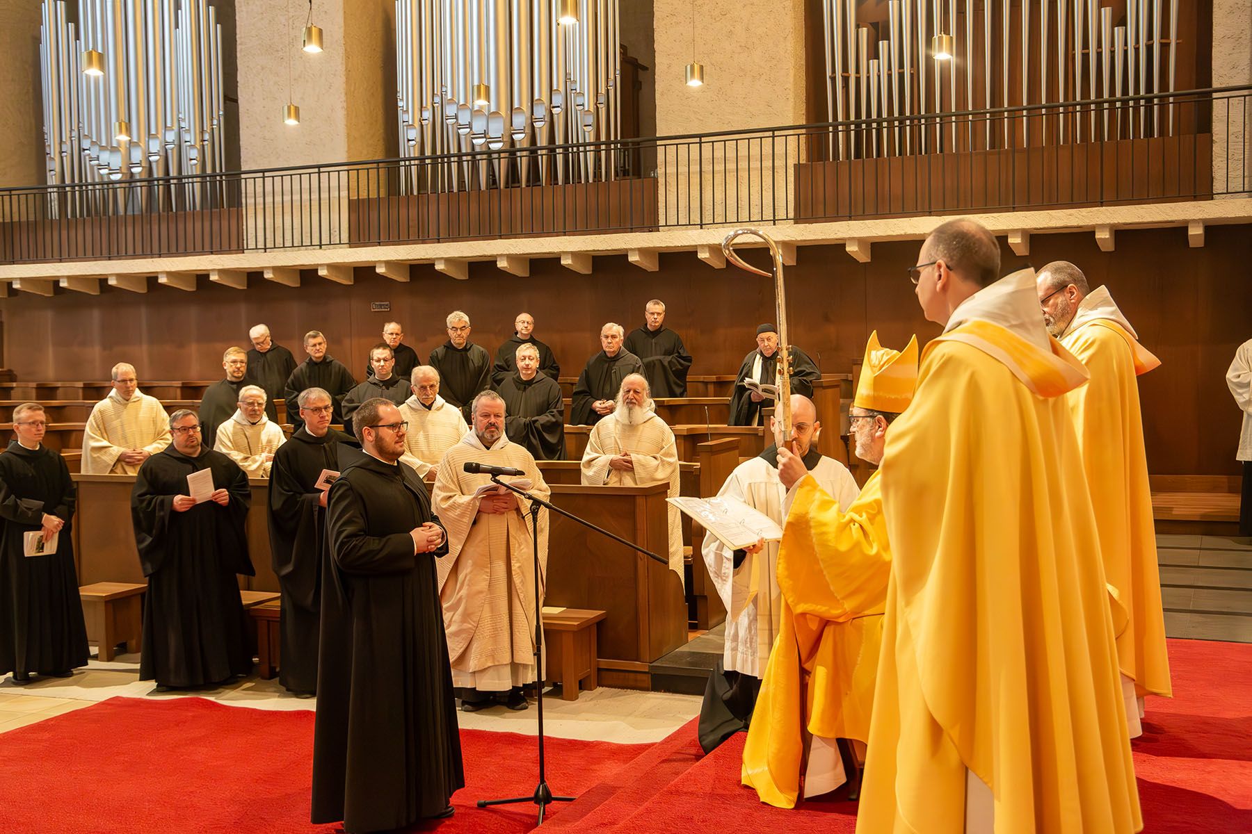Br. Jan Nepomuk steht vor Abt Michael Reepen
