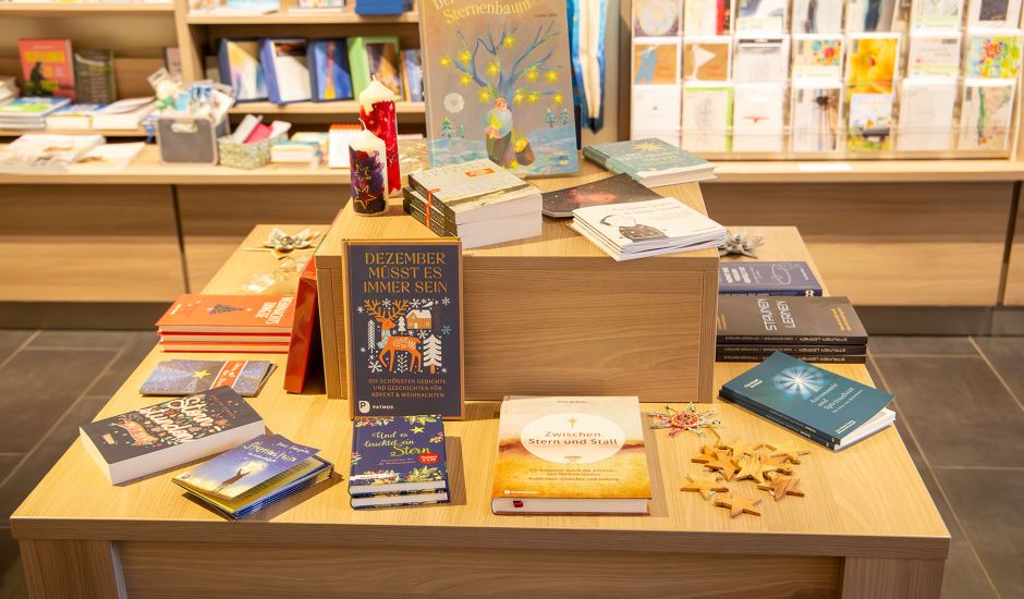 Sternentisch im Buchladen mit Büchern, Kerzen und Sternen