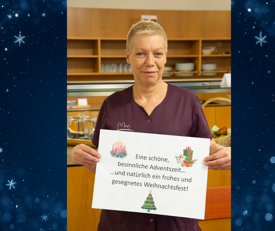 Frau hält Schild mit weihnachtlichen Grüßen hoch