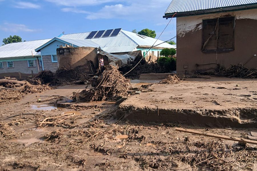 Durchweichte Schlammfelder vor den Wohnhäusern