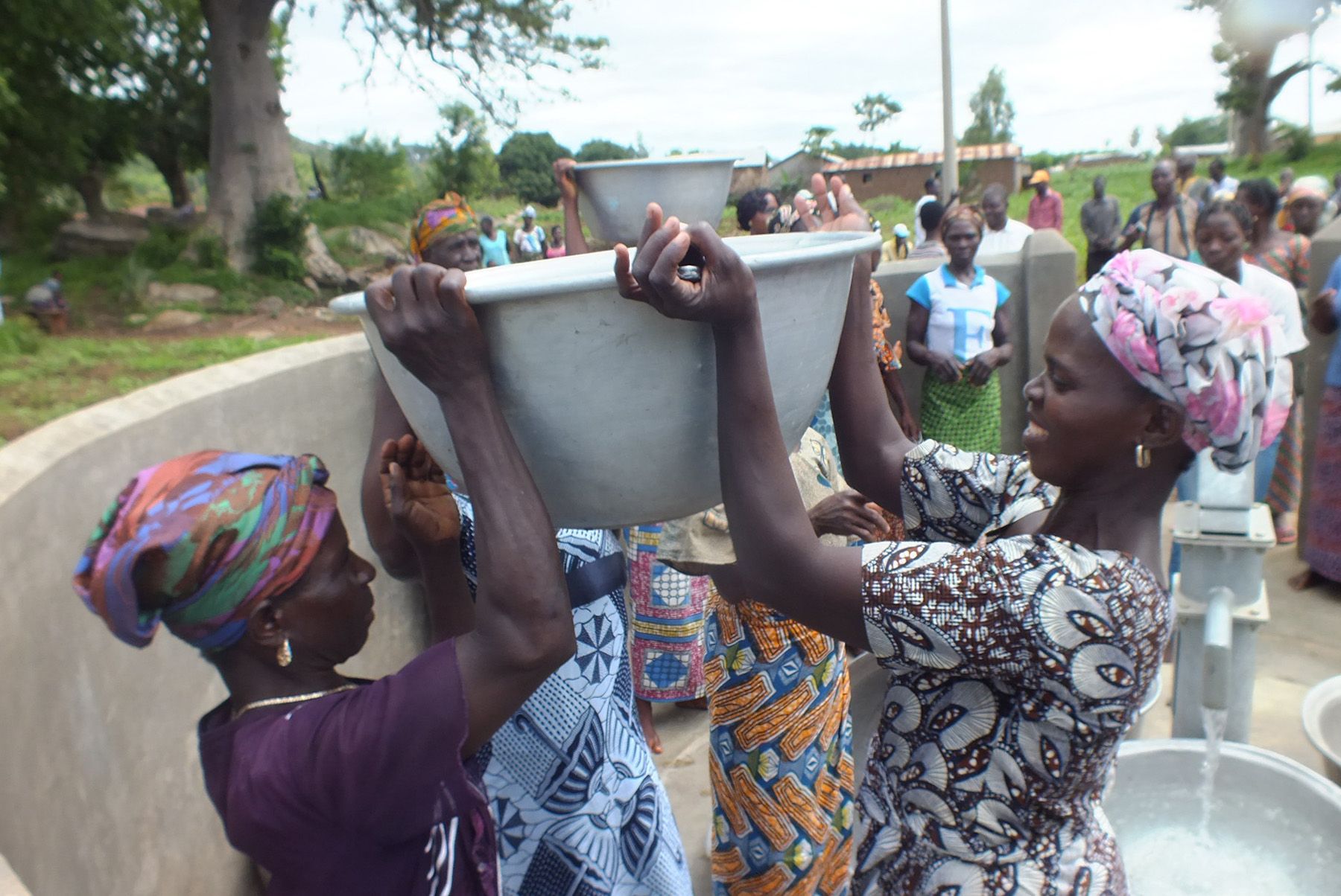Frauen schöpfen Wasser