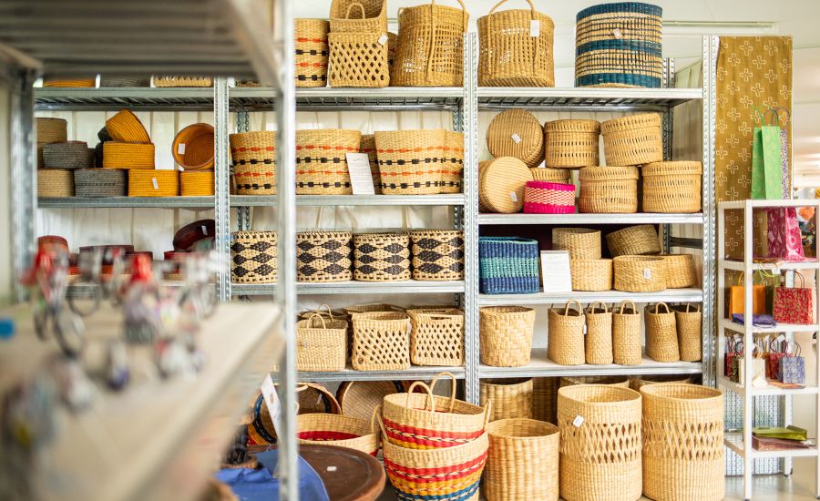 Regale mit Körben aus Peru im Fair-Handel