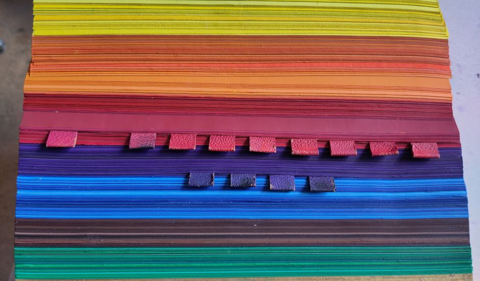 Altes Buch, in dem eine bunte Farbwolke abgebildet ist