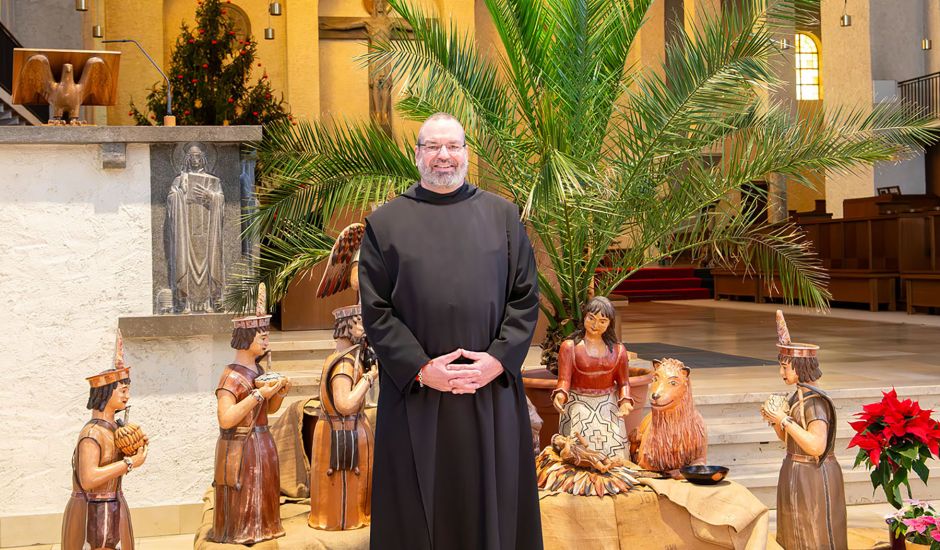 P. Zacharias Heyes vor der Krippe