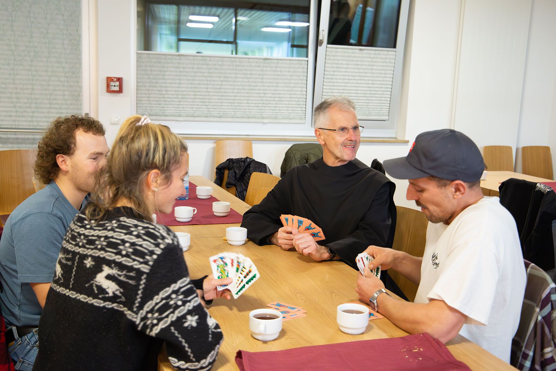 Vier Mitarbeitende beim Skatspielen