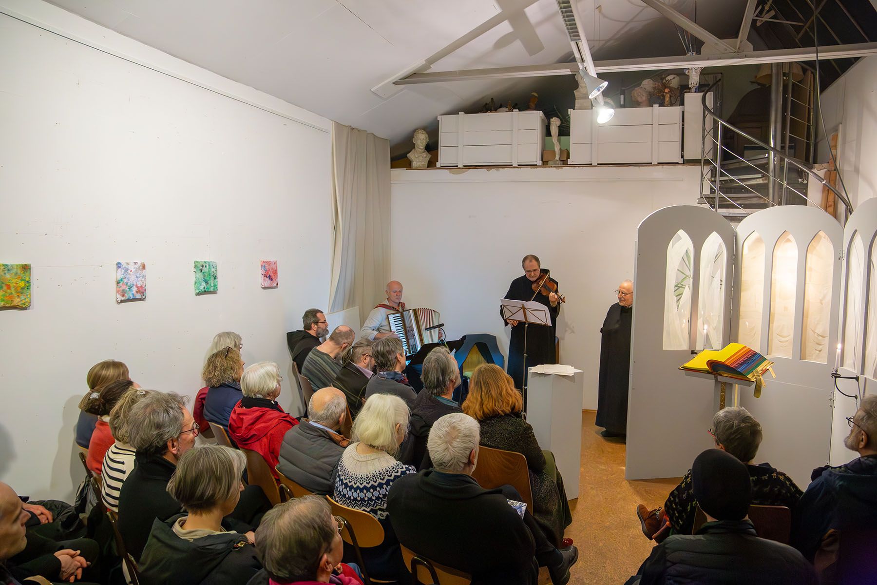 Blick auf das Publikum und zwei Musikanten