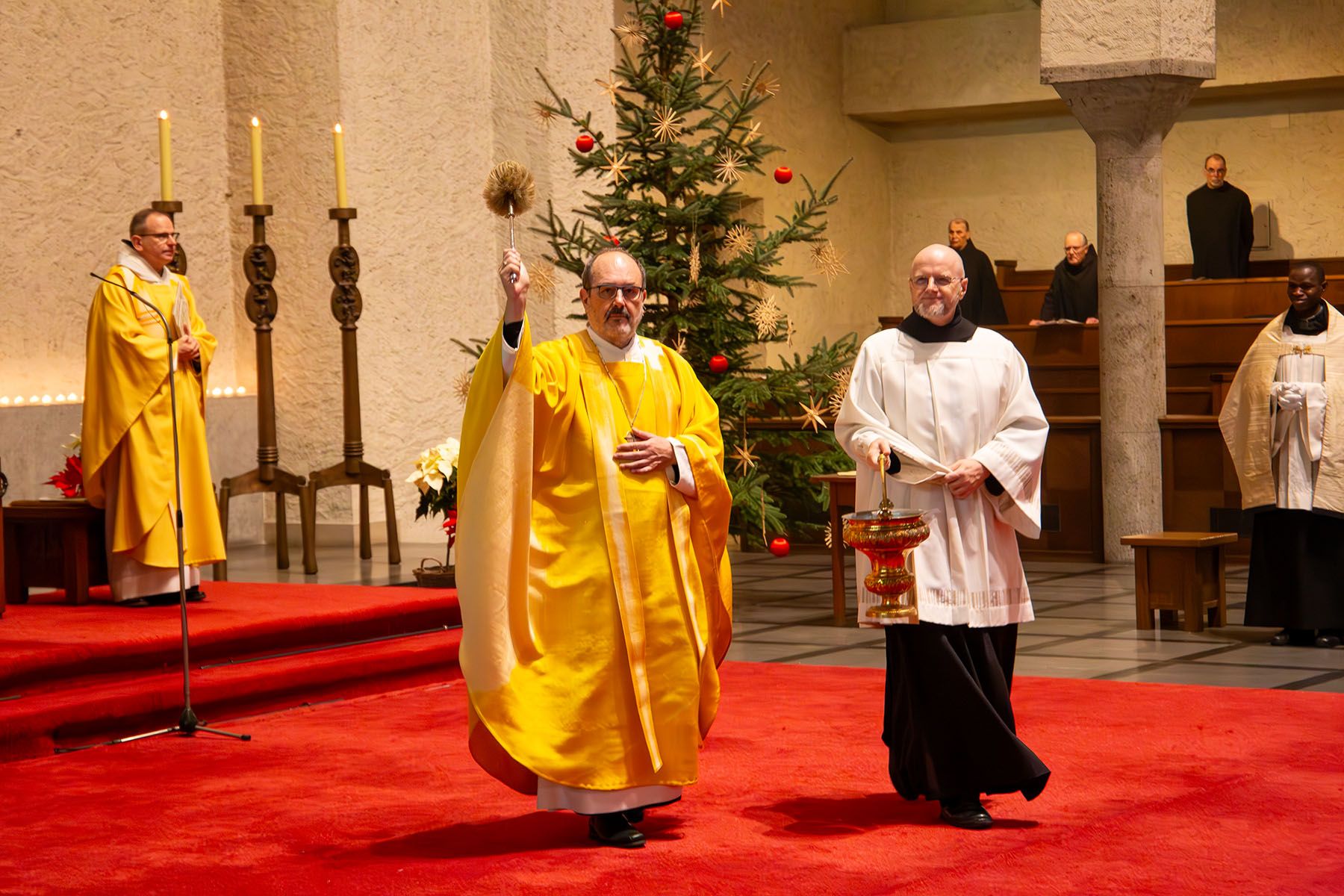 Abt Michael Reepen segnet die Gemeinde
