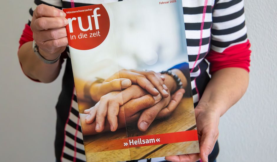 Hände halten die Februar-Ausgabe vom RUF