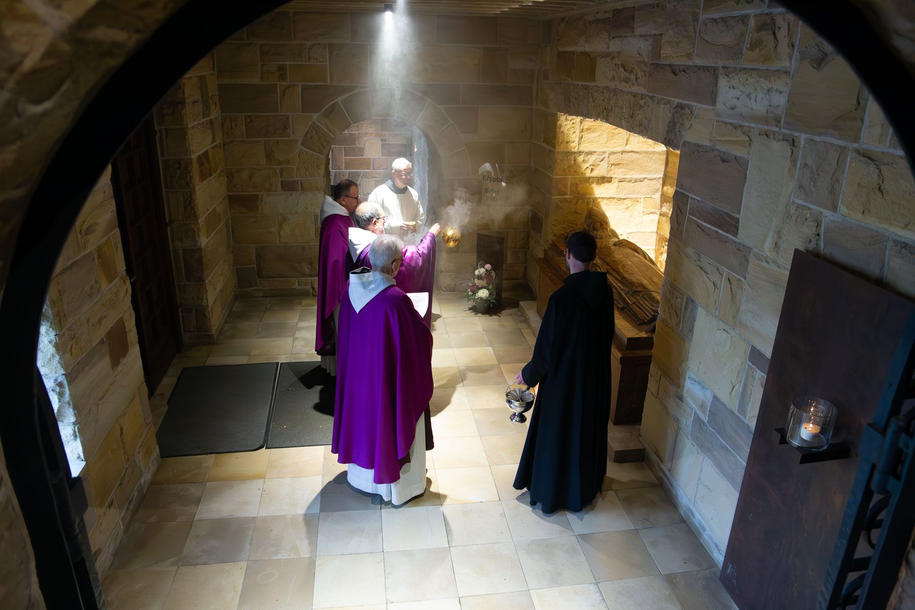 Totengedenken in der Krypta