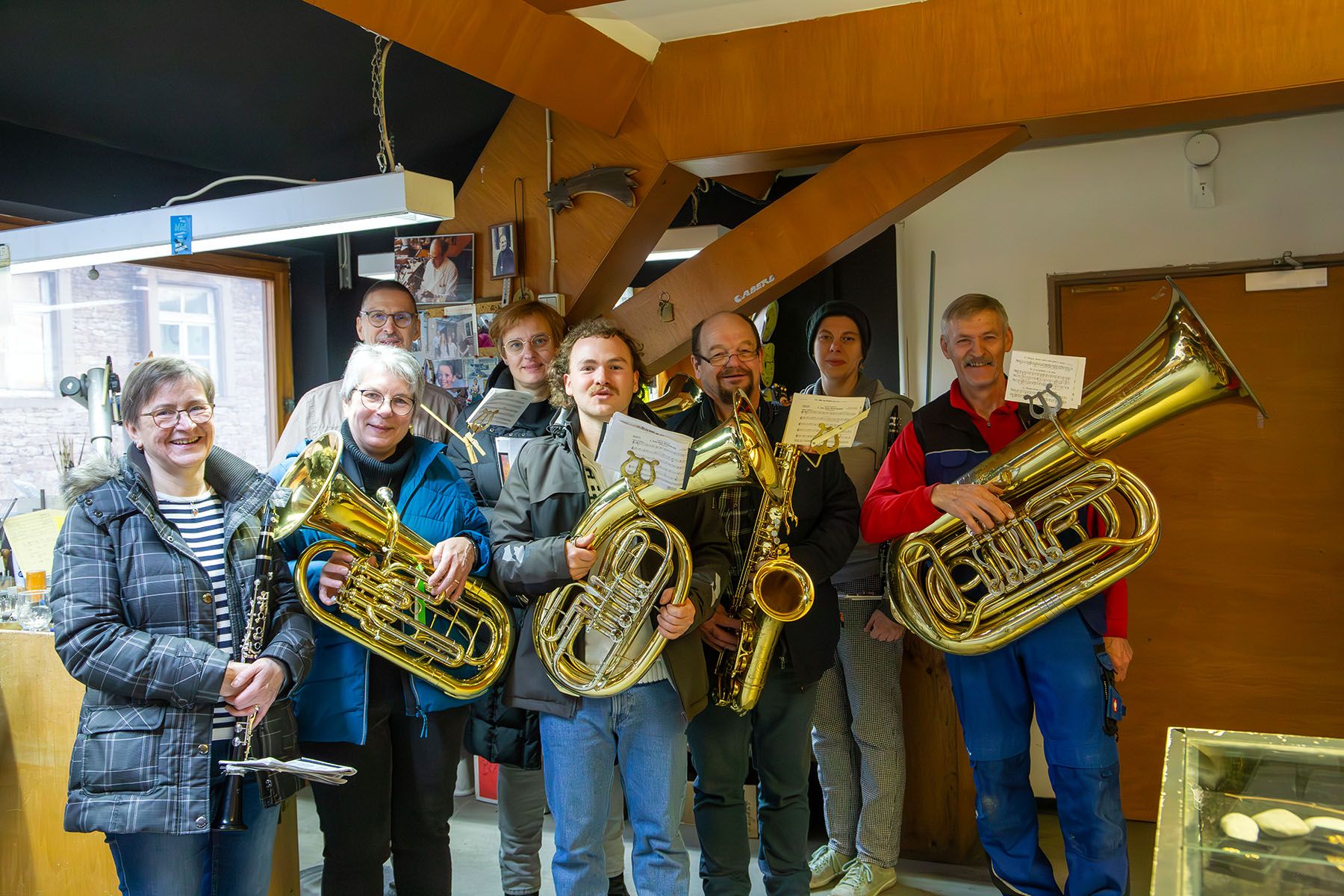 Gruppenfoto mit vier Musikerinnen und vier Musikern und ihren Blechblasinstrumenten