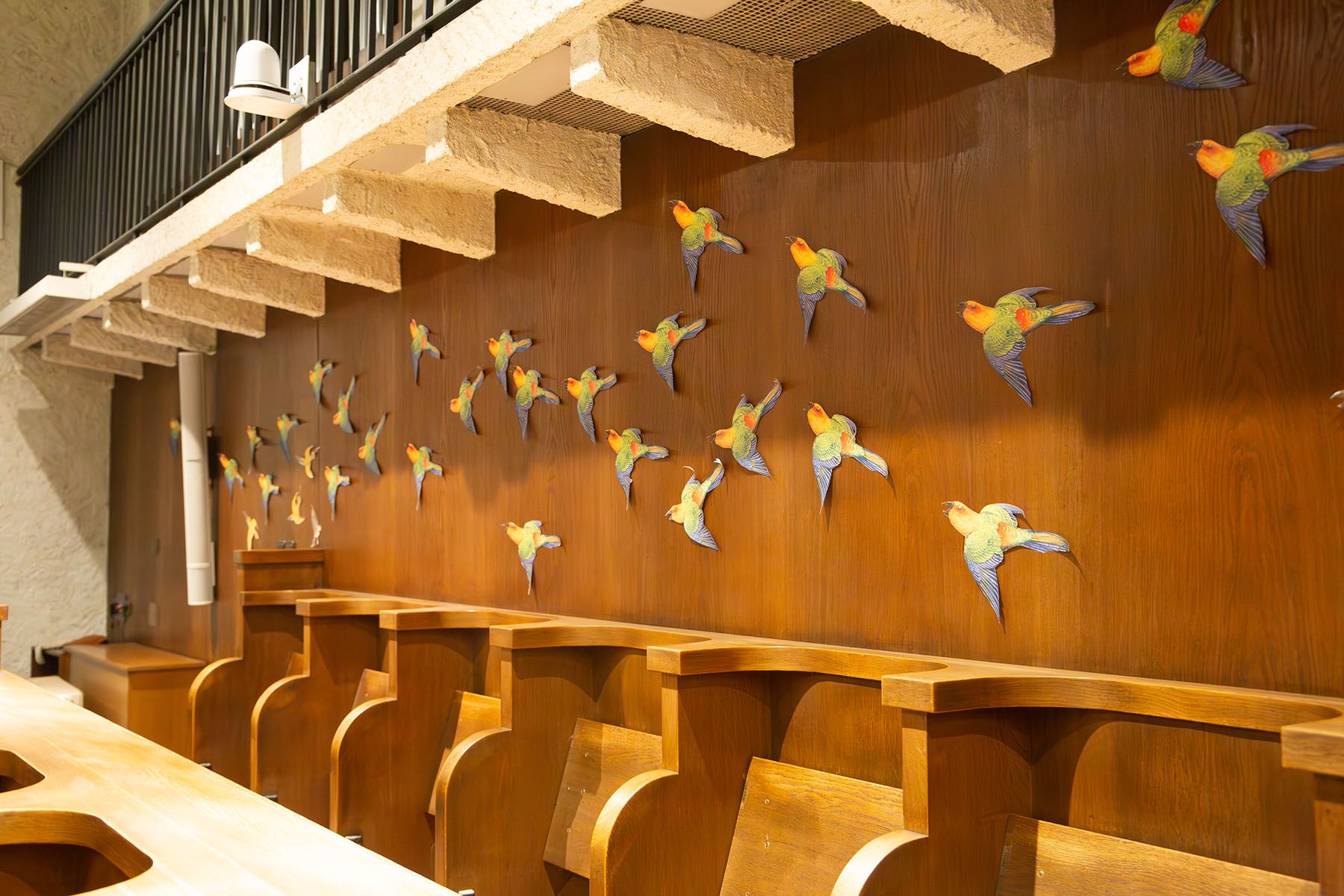 Bunte Vögel auf der rechten Seite des Chorgestühls